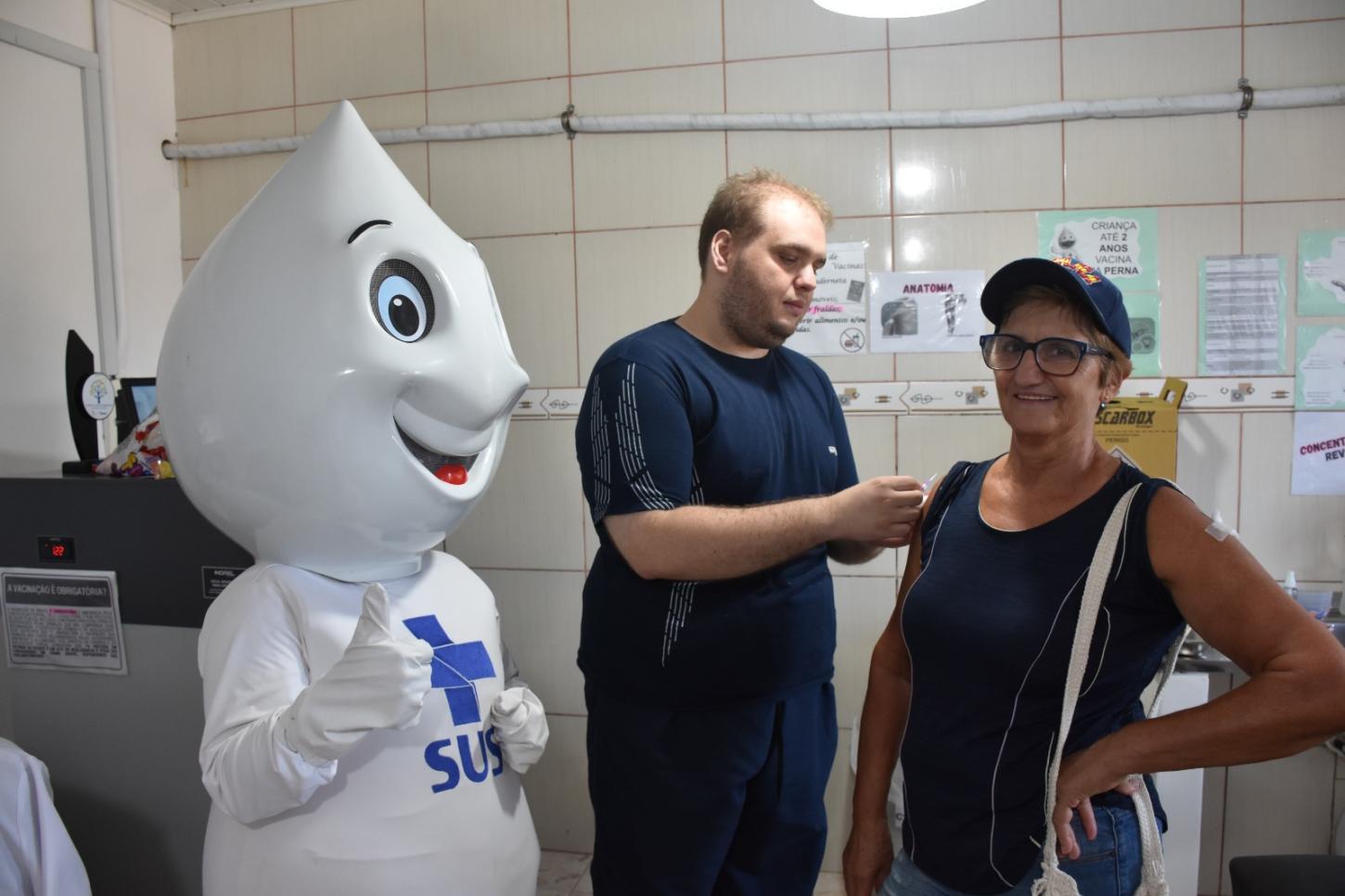 DIA D DE VACINAÇÃO CONTRA A INFLUENZA IMUNIZOU QUASE 400 PESSOAS EM IMBÉ