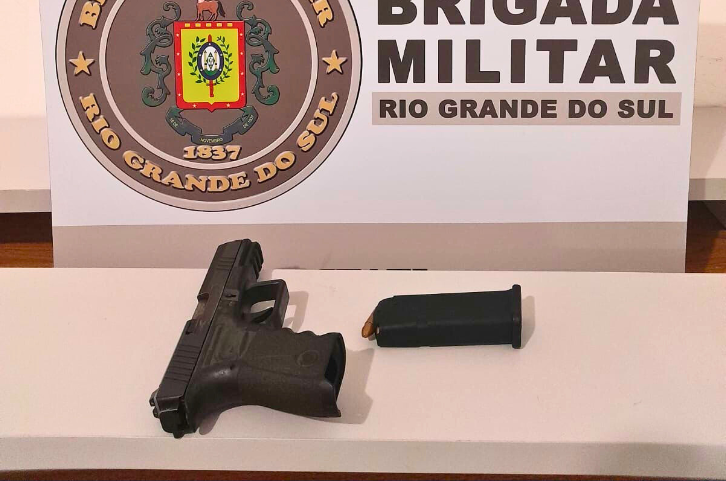 Dupla é presa por extorsão e porte ilegal de arma de fogo em Terra de Areia