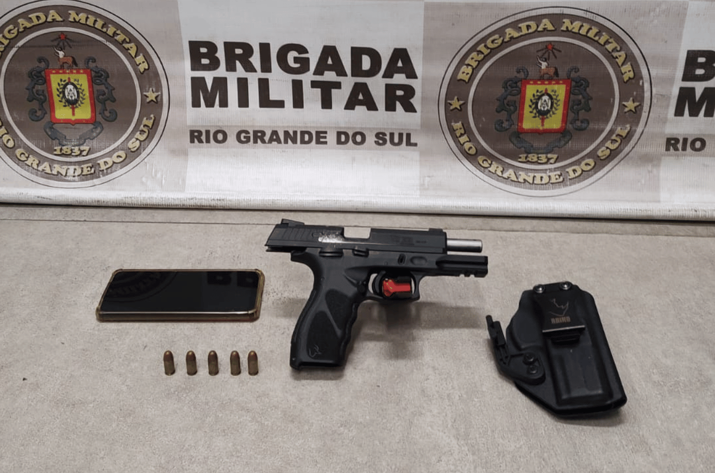 Feriadão termina com 10 prisões, uma arma e mais de 100 porções de drogas tiradas das ruas na área do 2º BPAT