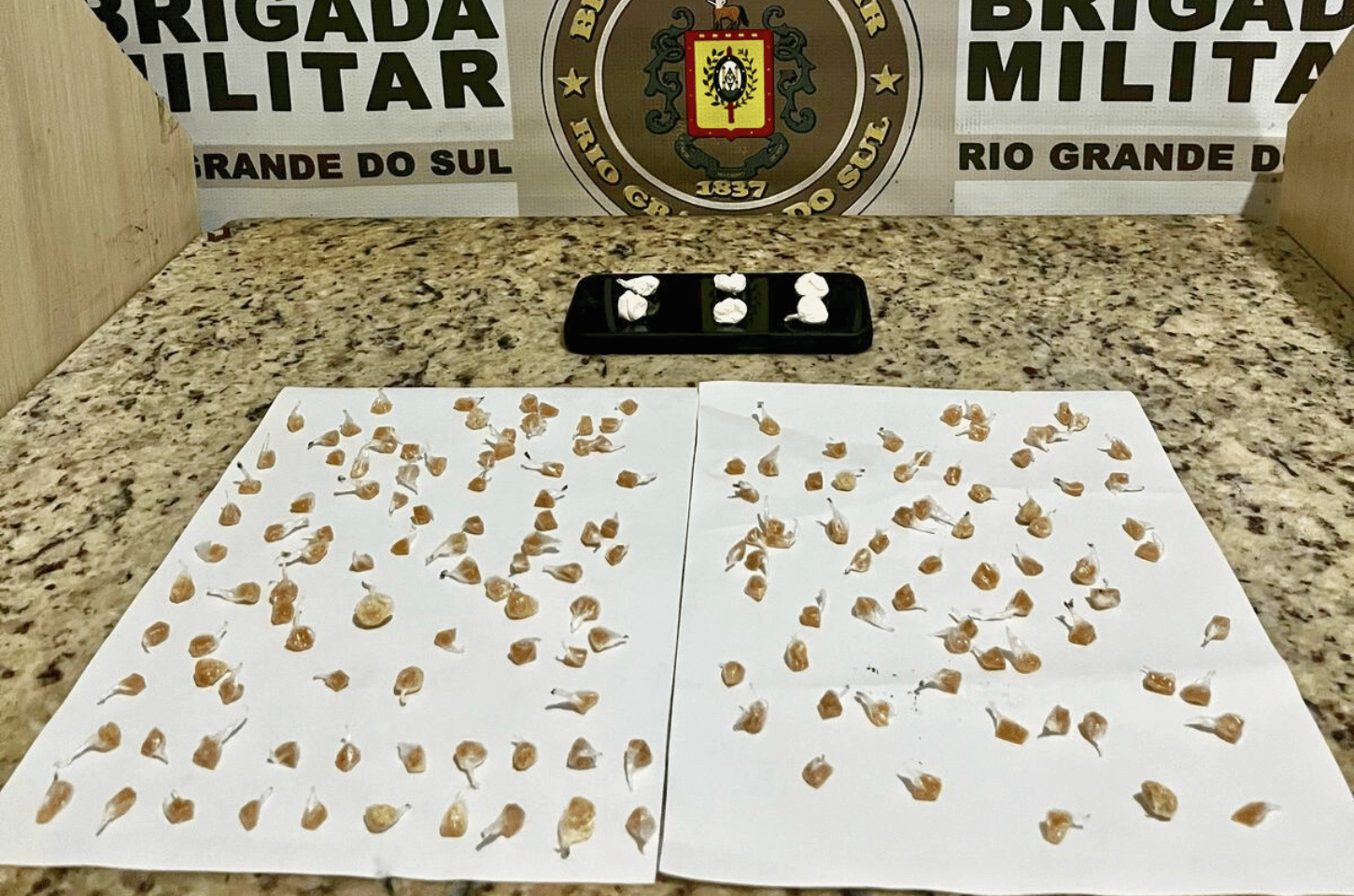 Força Tática da BM prende dupla e apreende drogas em Santo Antônio da Patrulha
