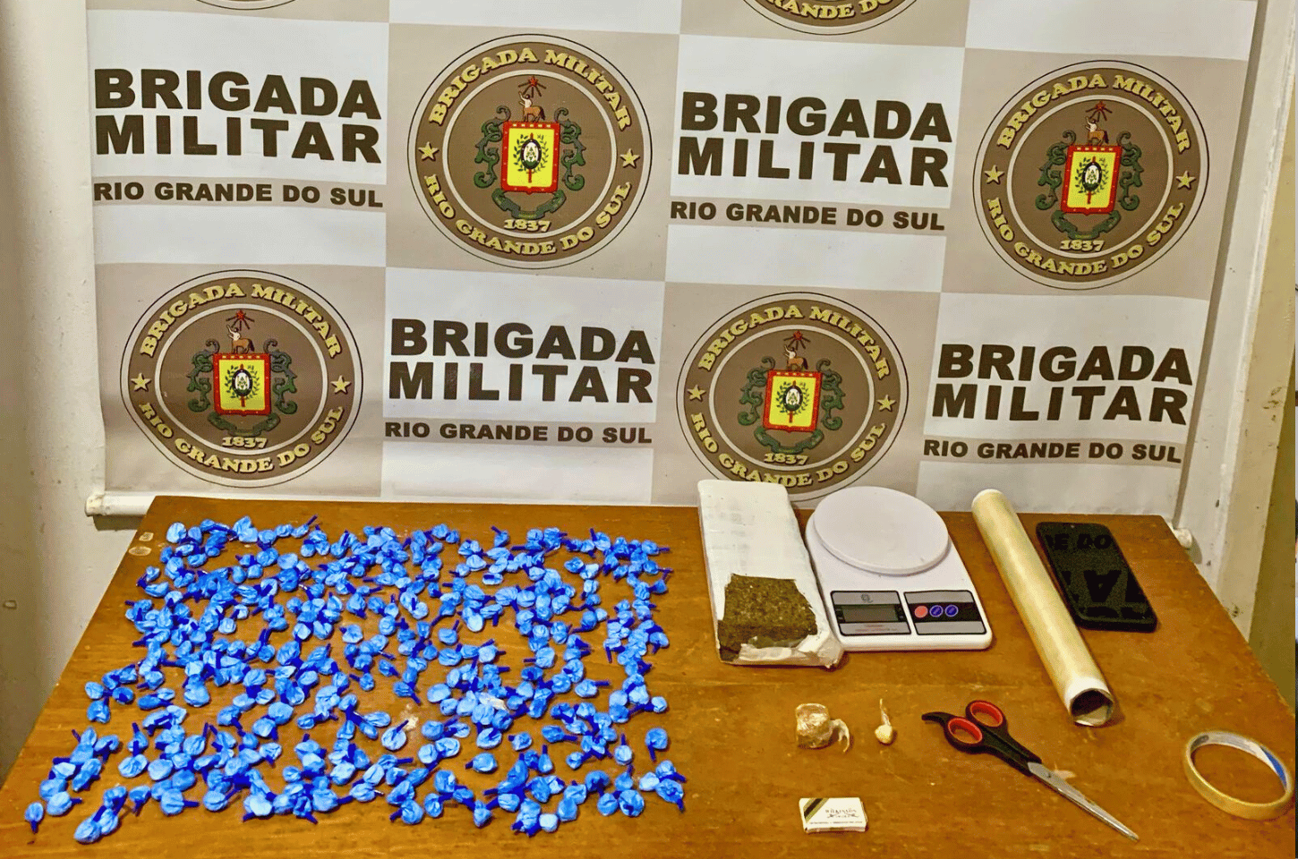 FORÇA TÁTICA DO 8º BPM APREENDE GRANDE QUANTIDADE DE DROGAS E PRENDE INDIVÍDUO EM MAGISTÉRIO