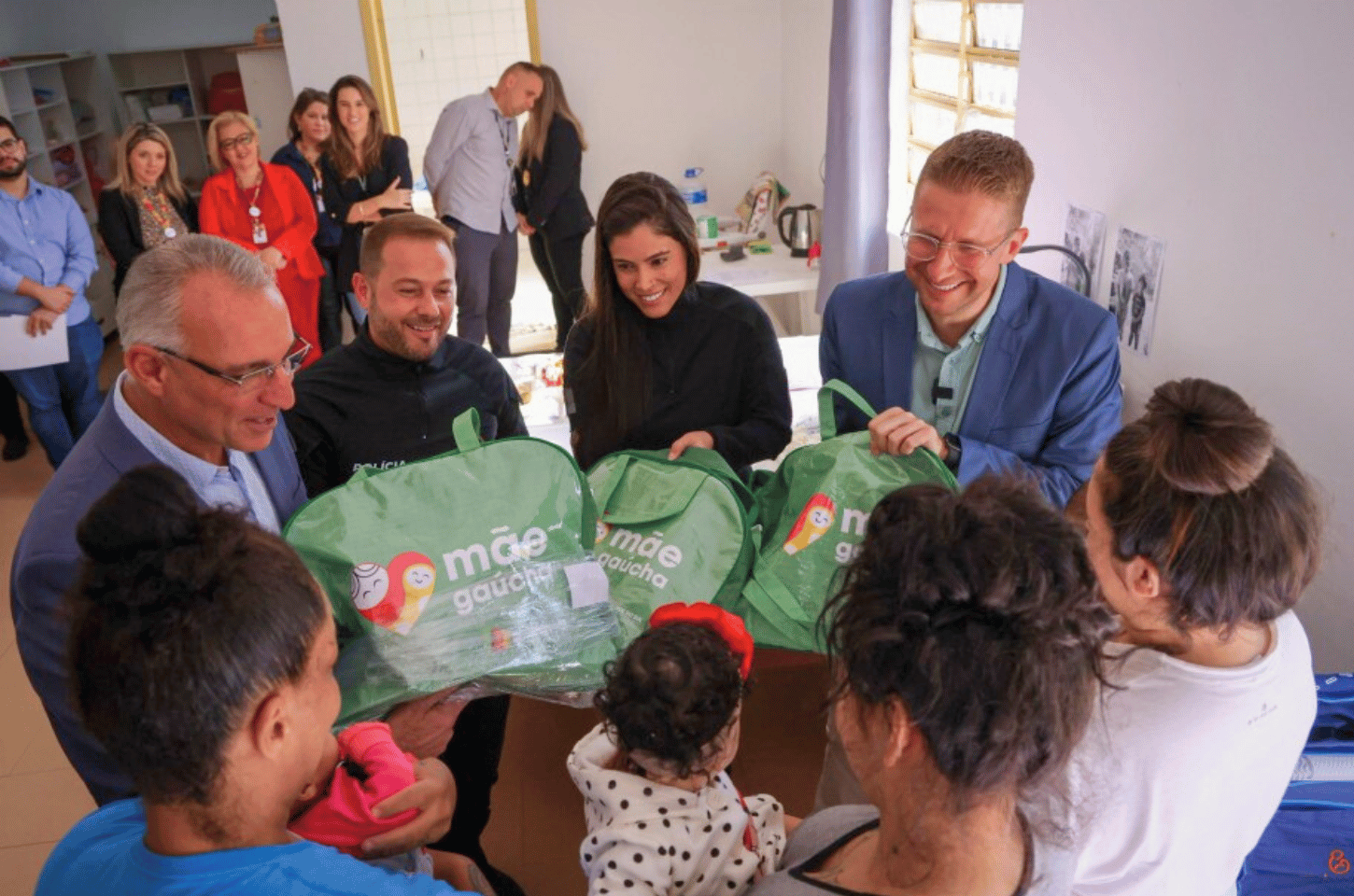 Grávidas e lactantes privadas de liberdade do Presídio Feminino Madre Pelletier recebem kits do programa Mãe Gaúcha