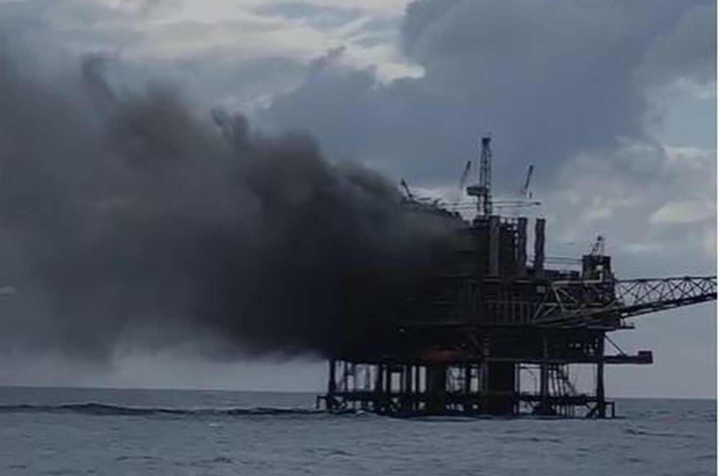 Plataforma de petróleo pega fogo na Bacia de Campos, e 11 funcionários ficam feridos, diz sindicato