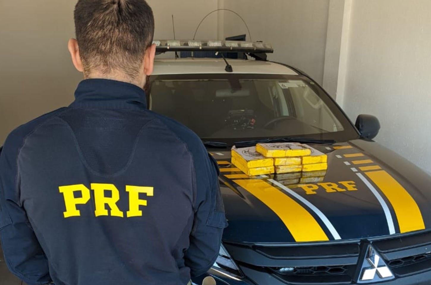 PRF prende casal transportando cocaína escondida no painel de veículo em Torres