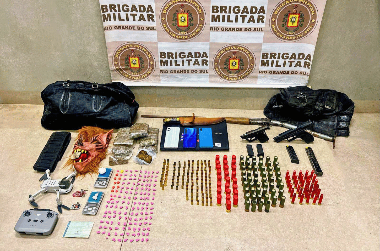 BM prende casal, recupera veículo e apreende armas, munições e drogas em Capão da Canoa