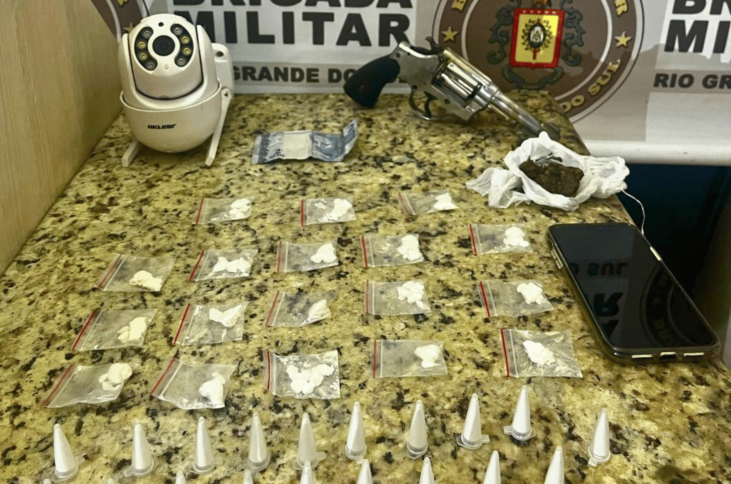 BM prende homem com drogas e arma e recaptura foragido em Santo Antônio da Patrulha