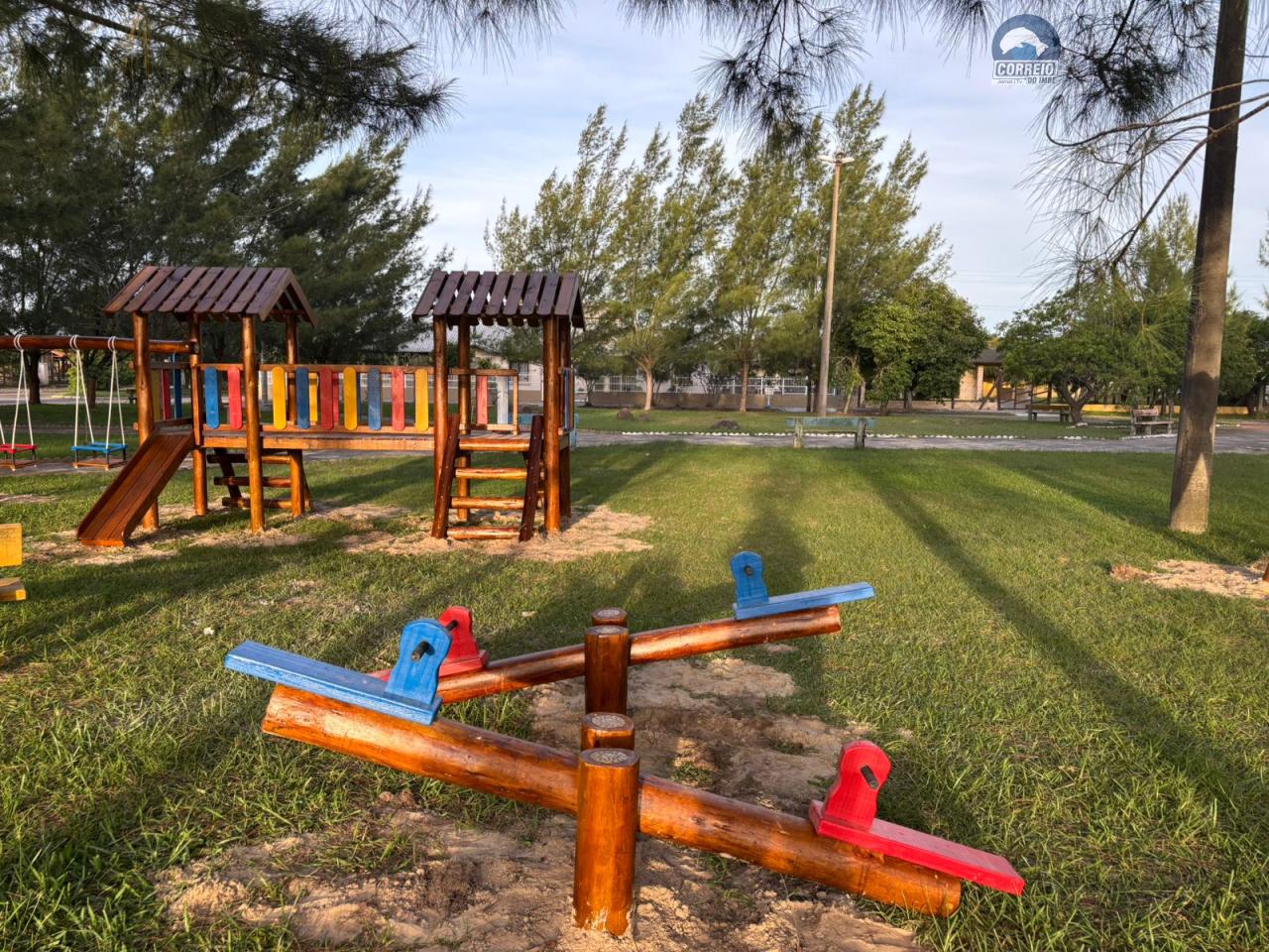 Concluída a instalação de brinquedos novos em 25 praças de Osório