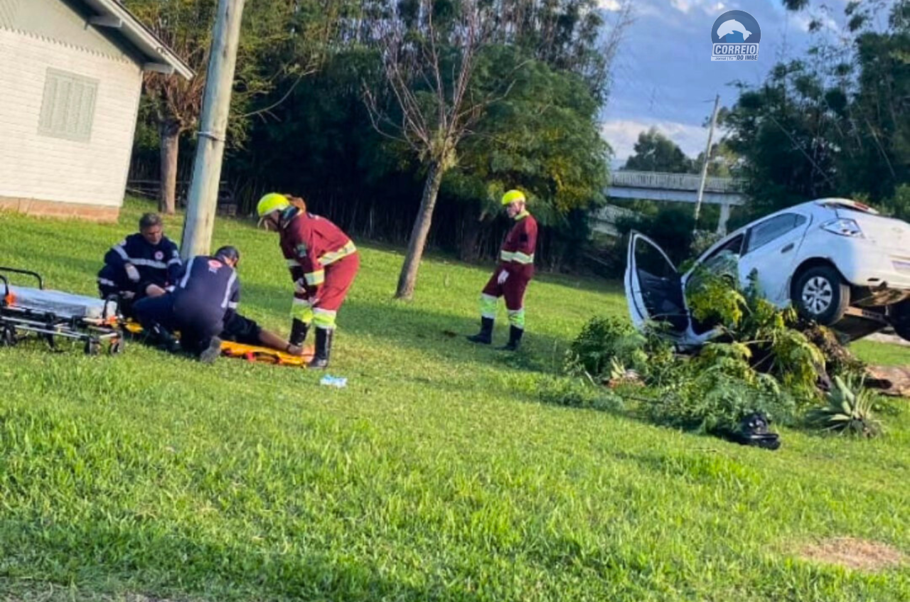 Condutor perde controle e colide com árvore na BR-101 em Osório