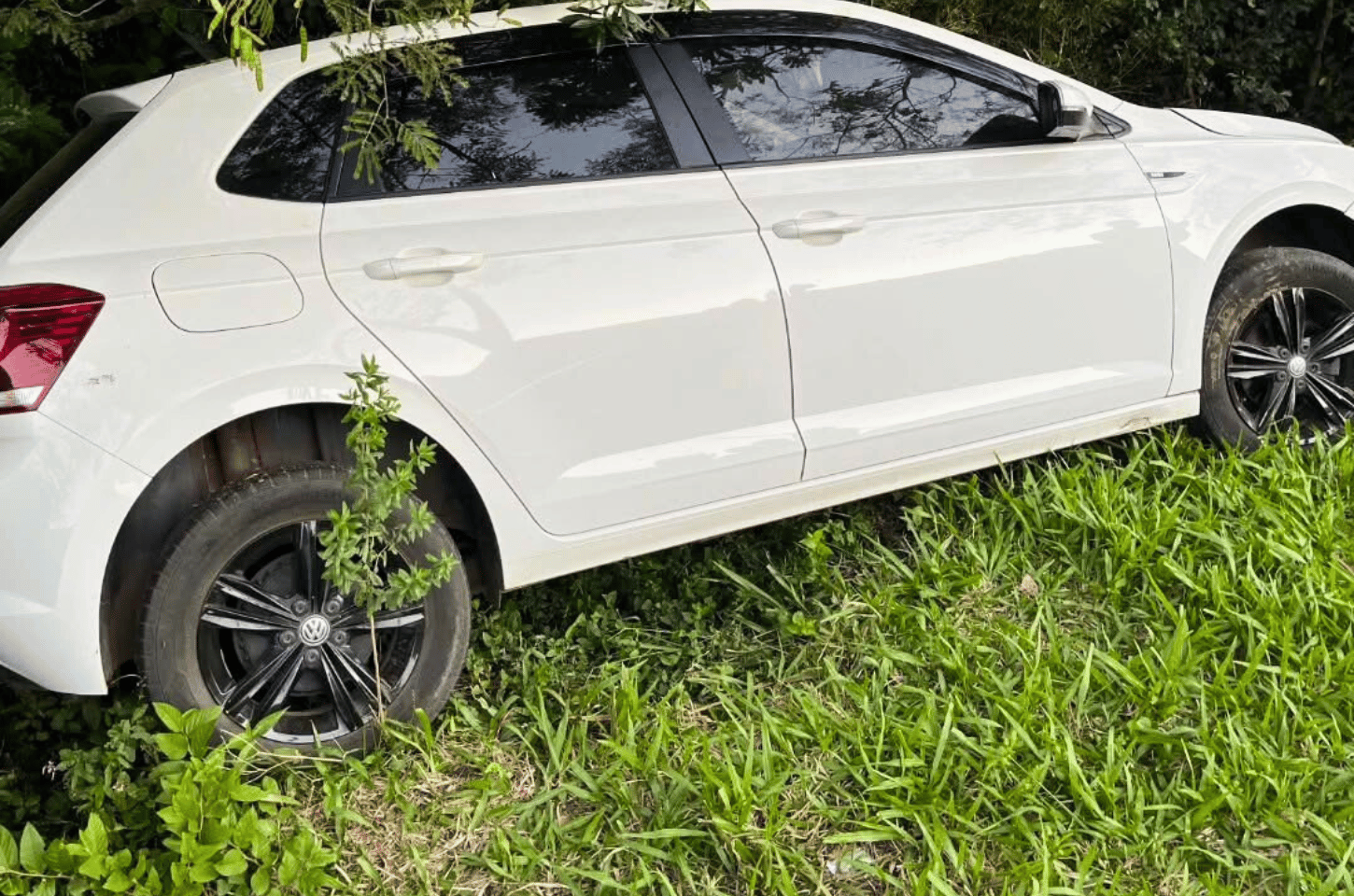 Condutora perde o controle e colide em árvore no acesso ao Morro da Borússia, em Osório