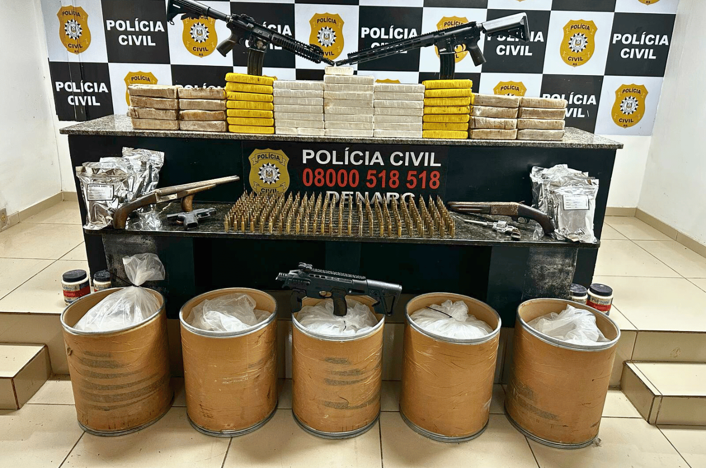 DENARC DESCOBRE LABORATÓRIO DE REFINO DE DROGAS EM TAPES/RS. LOCAL TAMBÉM SERVIA DE DEPÓSITO DE ARMAS DE FOGO E MUNIÇÕES.