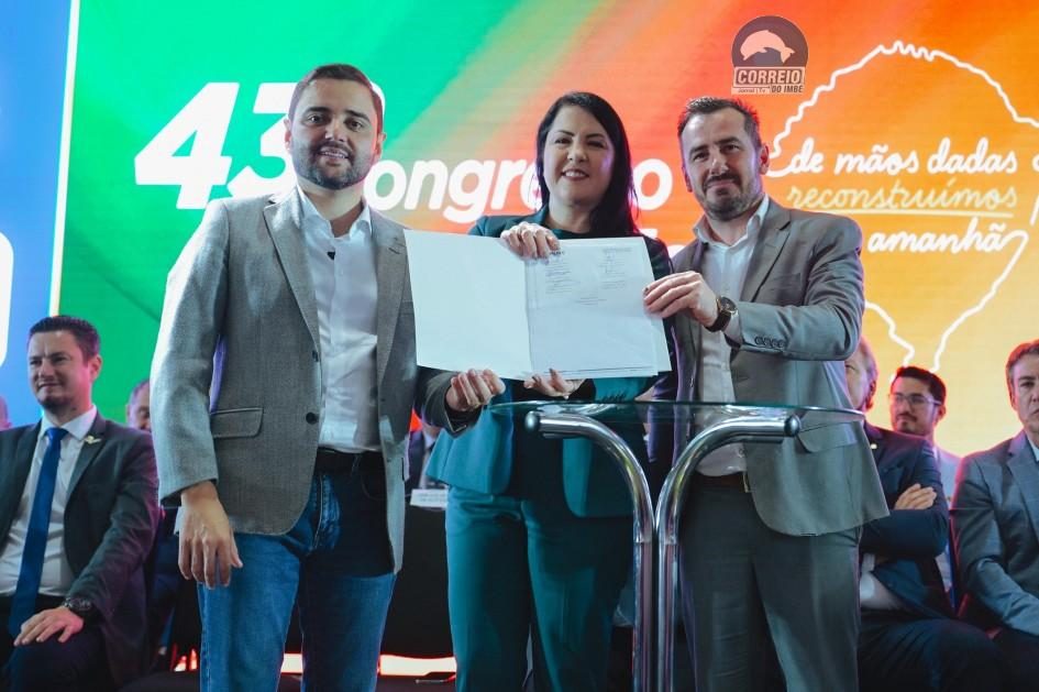 Gabriel Souza prestigia posse da nova presidência da Famurs e destaca trabalho de reconstrução do Estado