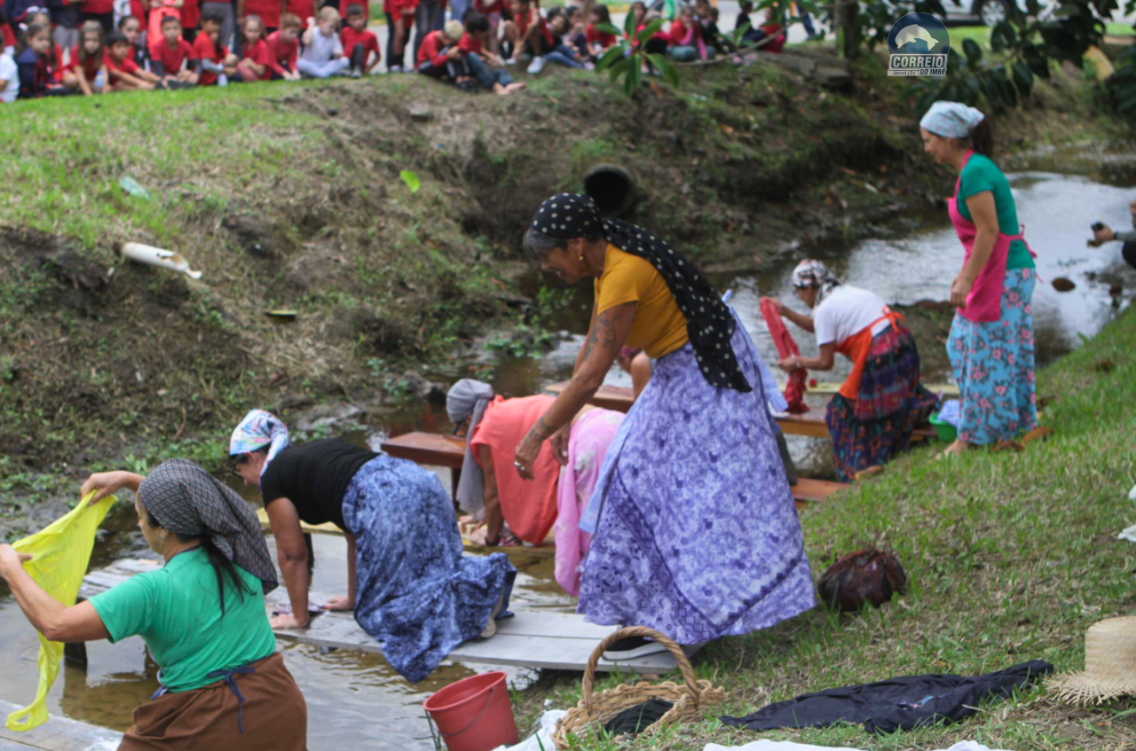 Lavadeiras de Arroio do Sal são homenageadas em evento cultural com alunos e comunidade