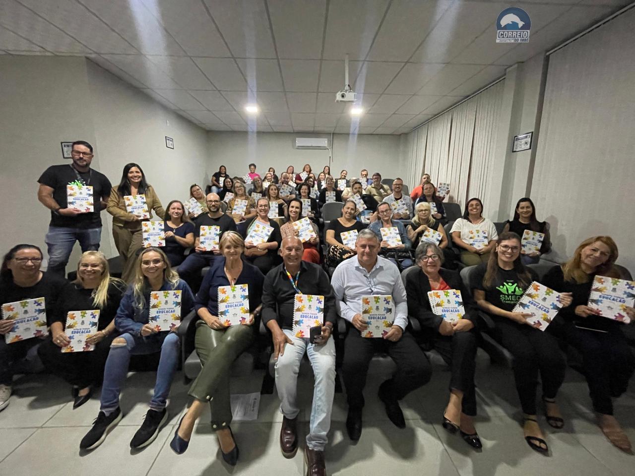 SECRETARIA DE EDUCAÇÃO DE TRAMANDAÍ REALIZA A ENTREGA CADERNOS PEDAGÓGICOS PARA EQUIPE DIRETIVAS DAS ESCOLAS DE EDUCAÇÃO INFANTIL E ENSINO FUNDAMENTAL