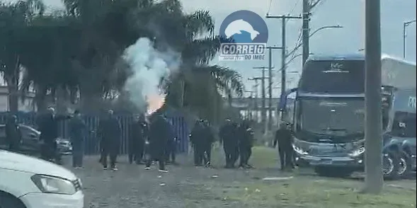 Torcida do Grêmio faz protesto em frente ao CT do clube