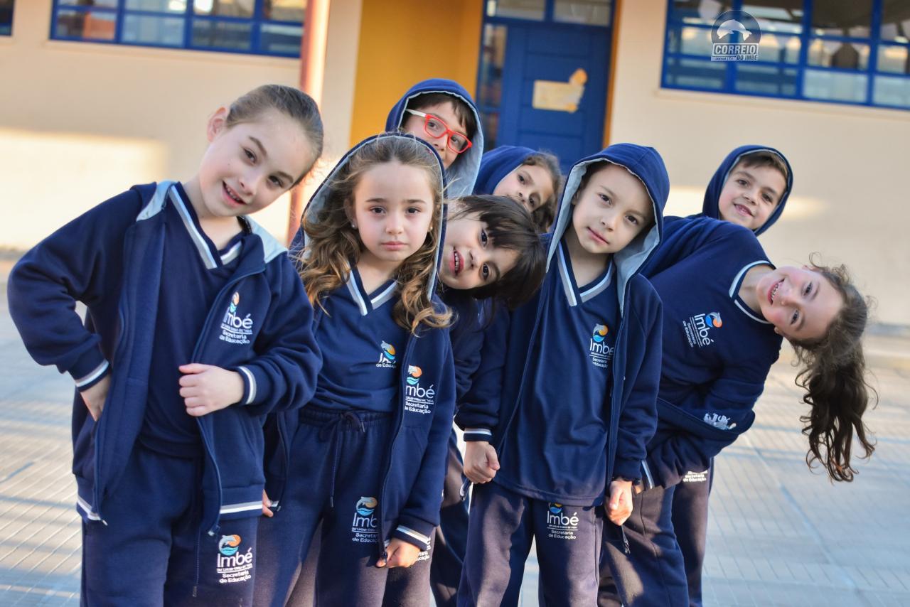 ALUNOS DA REDE MUNICIPAL DE IMBÉ RECEBEM UNIFORMES ESCOLARES DE INVERNO