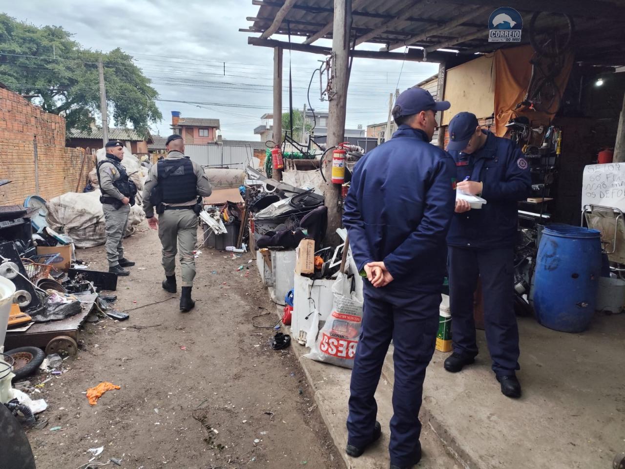 Brigada Militar participa de operação de fiscalização em estabelecimentos de reciclagem em Capão da Canoa
