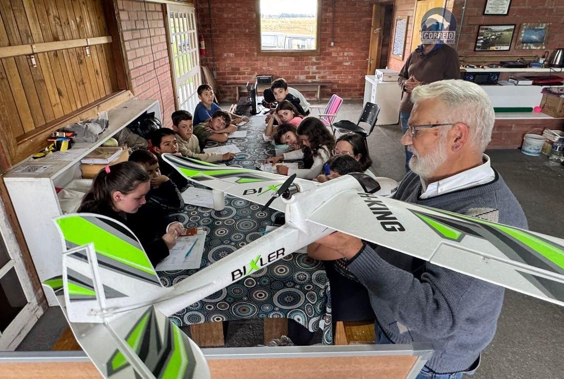 Estudantes da rede municipal participam de aulas de aeromodelismo em Osório no turno inverso da aula