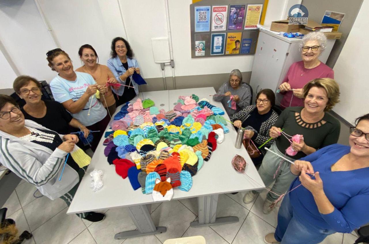 Grupo Maturidade Ativa do Sesc Osório confecciona 327 toucas para crianças com câncer
