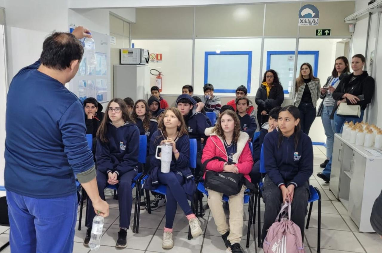 Alunos da EMEF Professora Clelia da Cunha de Morais de Imbé visitam estação da Corsan