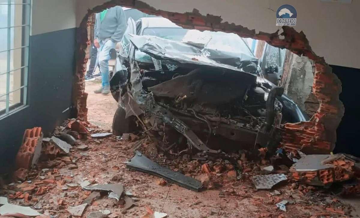 Carro Invade Academia em Arroio do Sal, Deixando Cinco Feridos