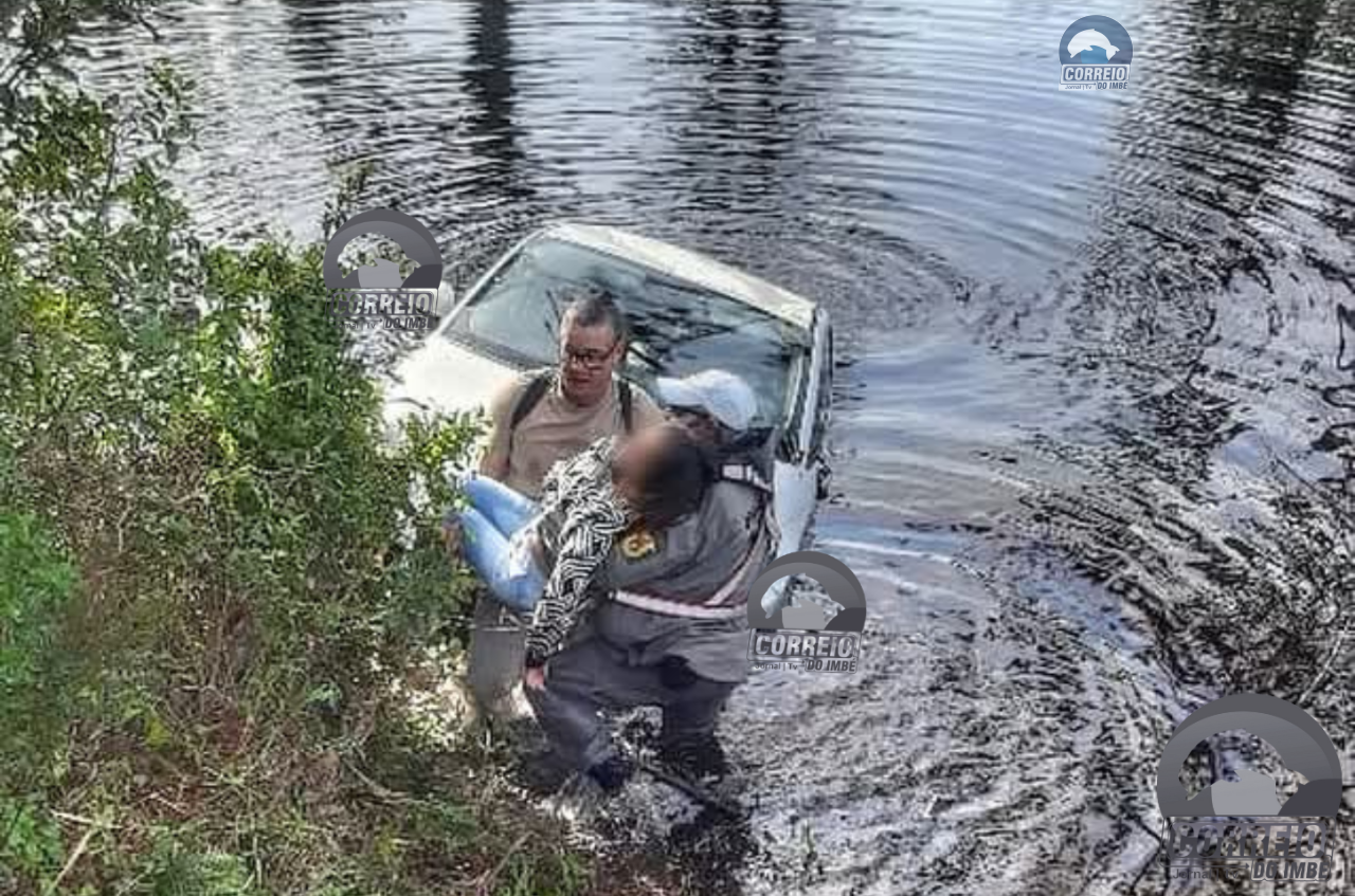 Estrada do Mar: condutora é retirada inconsciente de carro alagado