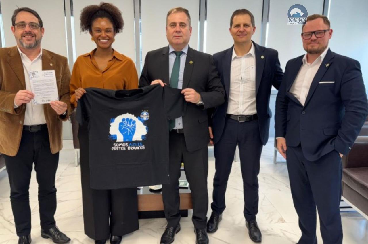 Grêmio apresenta à Defensoria Pública nova coleção de roupas que reforça compromisso contra o racismo