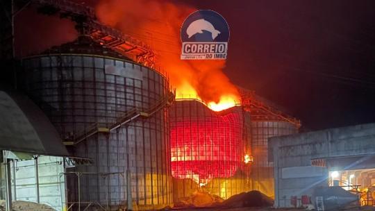 Incêndio atinge silo de empresa de grãos no RS; estrutura corre risco de desabamento, dizem bombeiros