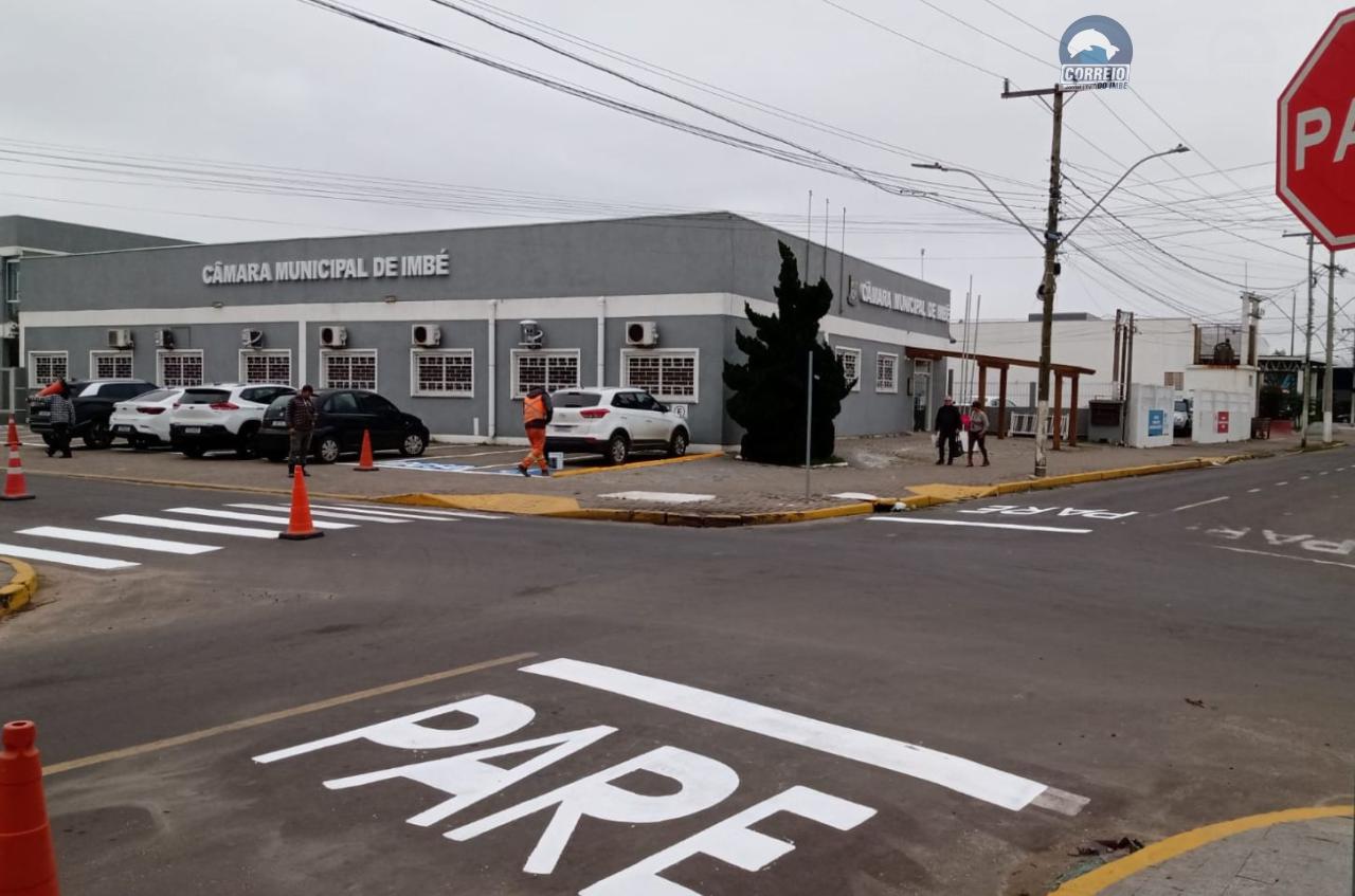 PINTURA DE SINALIZAÇÃO VIÁRIA REORGANIZA O ESTACIONAMENTO E ENTORNO DO LEGISLATIVO MUNICIPAL DE IMBÉ