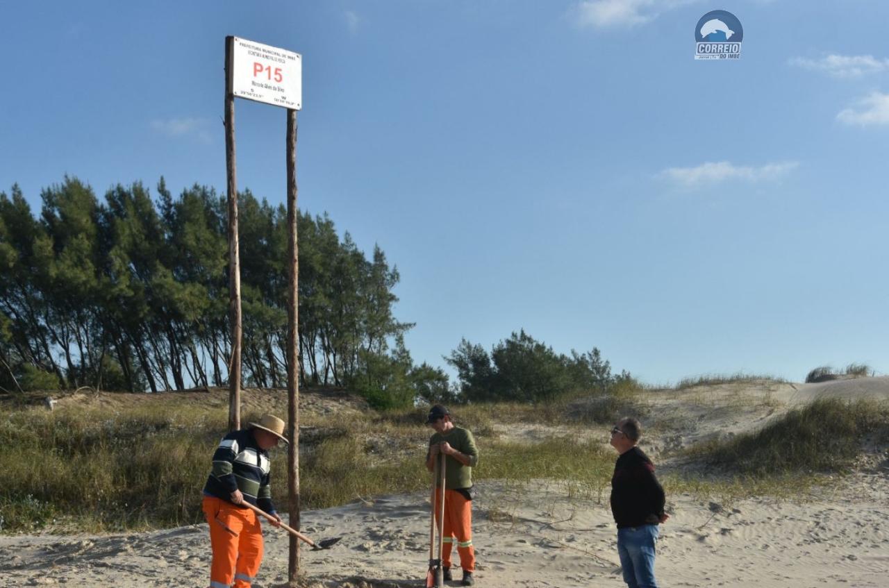 Placas delimitam trechos de pescadores na orla de Imbé