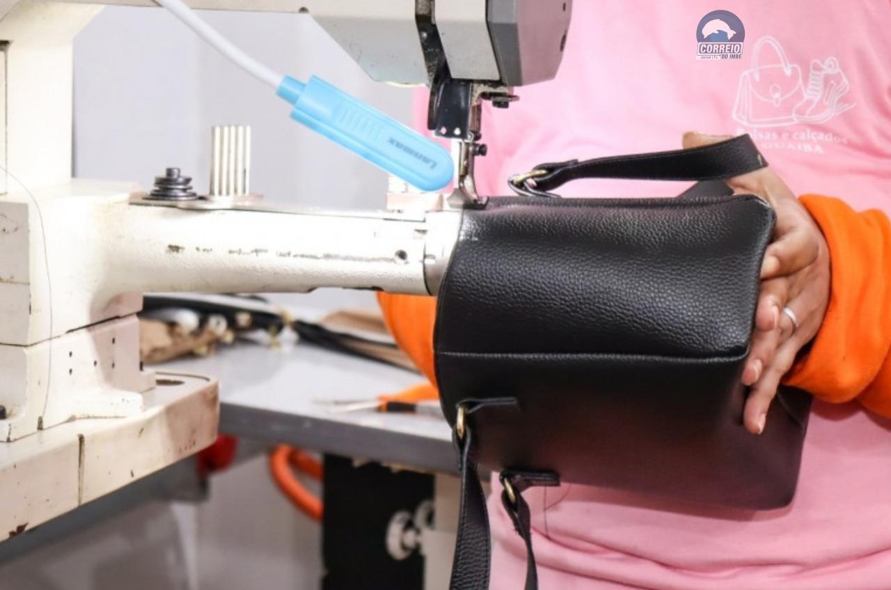 Apenadas de Guaíba produzem bolsas para a indústria calçadista no projeto Mãos que Reconstroem