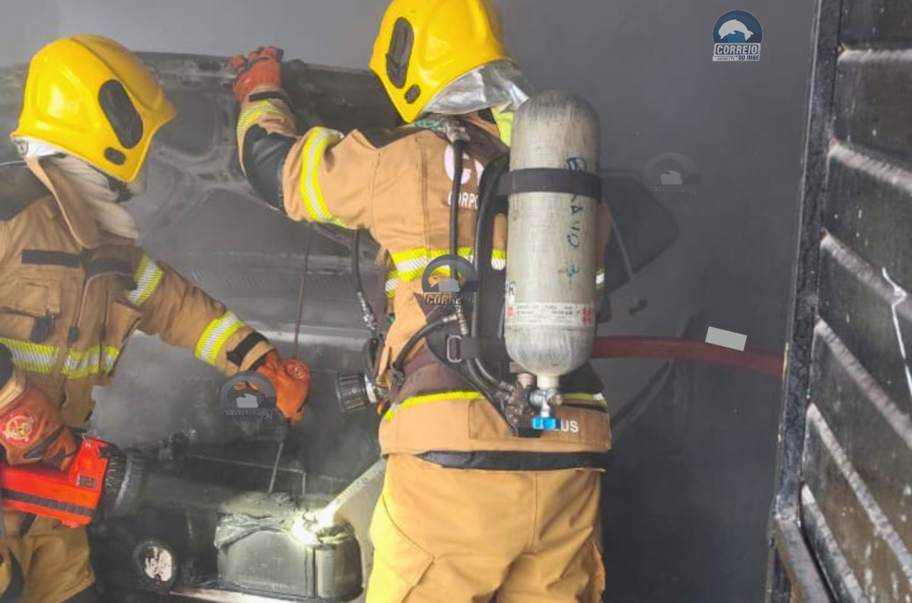 Bombeiros controlam incêndio em oficina mecânica em Santo Antônio da Patrulha