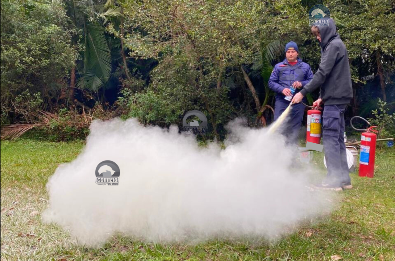Bombeiros promovem palestra e treinamento para grupo de escoteiros De Tramandaí