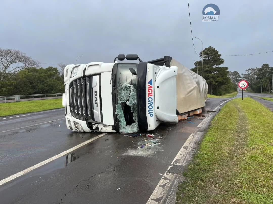 Caminhão tomba em acesso à BR-101 em Osório