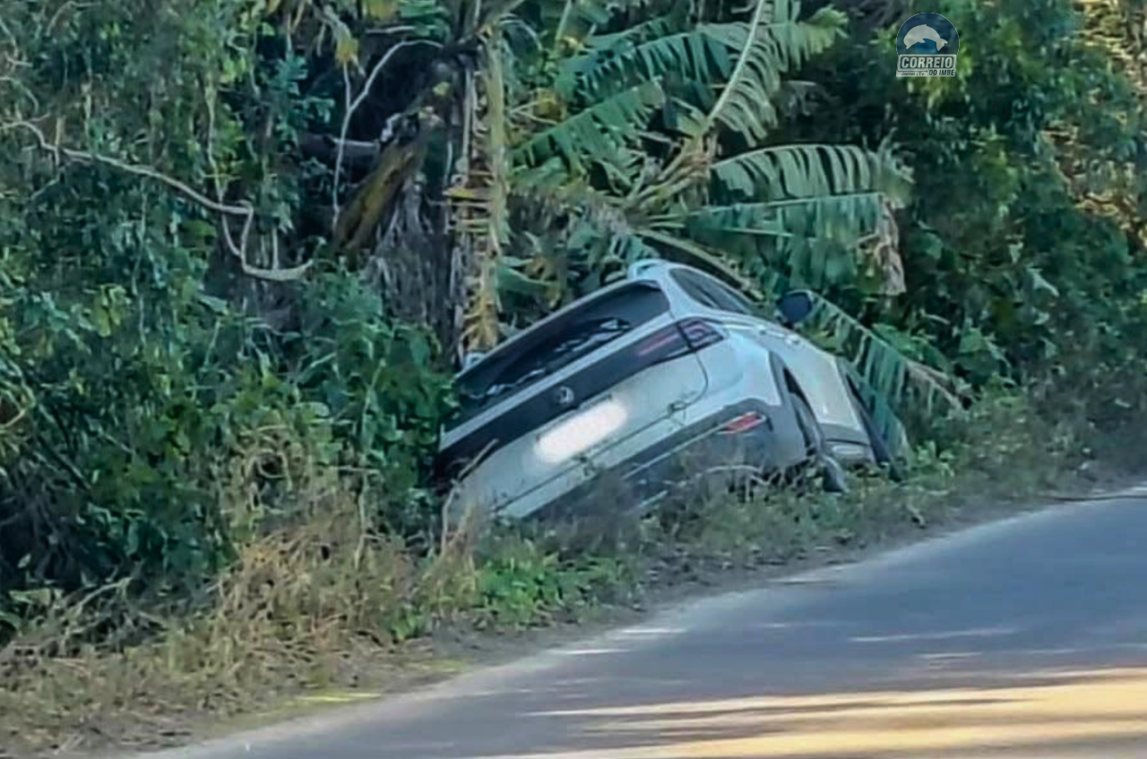 Condutora perde controle e sai da pista na RS-030, em Osório