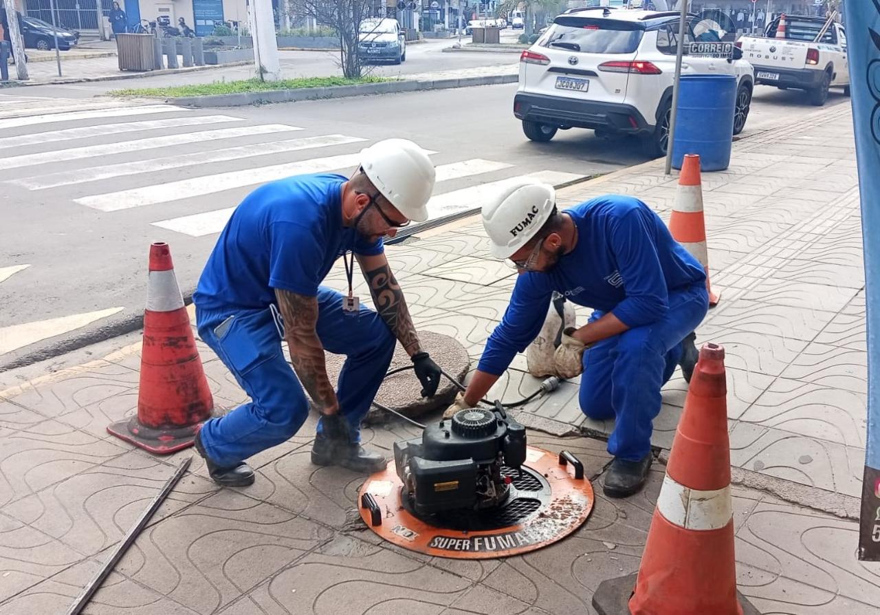 Corsan inspeciona ligações irregulares em redes de esgoto no Centro, Igra Norte e Getúlio Vargas, em Torres