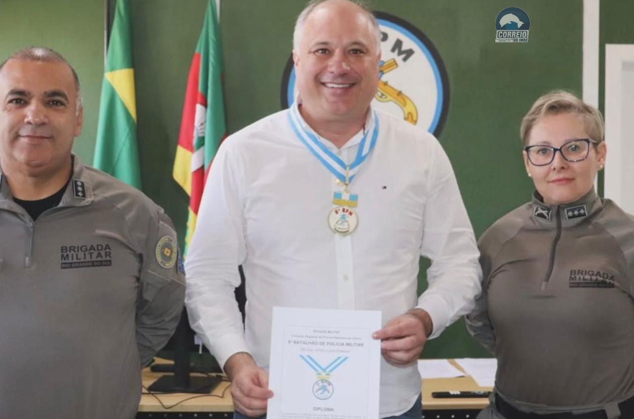 Deputado Luciano Silveira recebe Comenda do 8º BPM em Osório