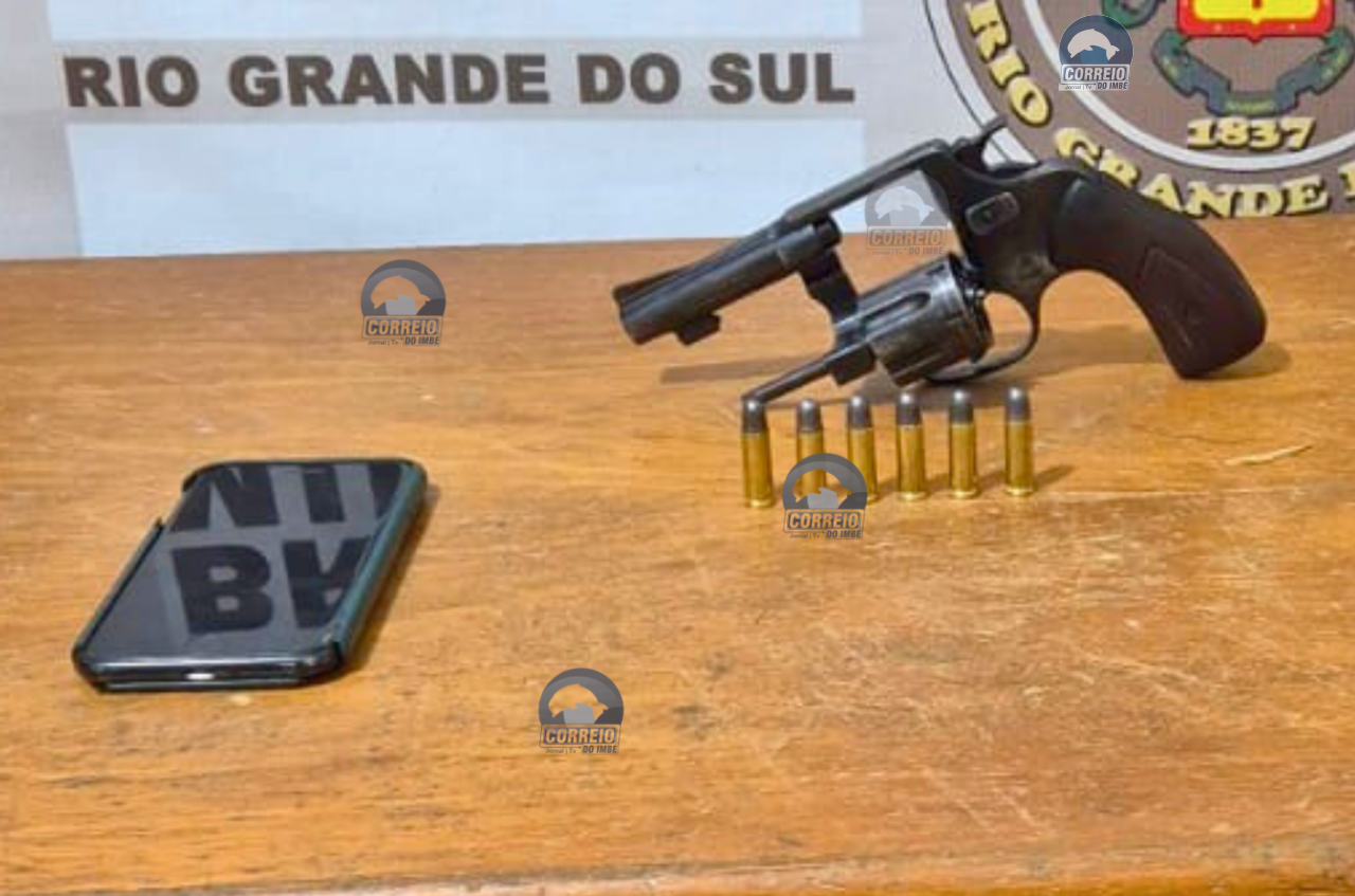 📌 Força Tática prende foragido e apreende arma de fogo em Balneário Pinhal