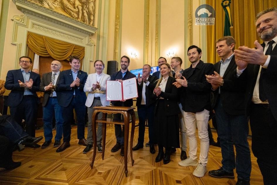 Governador Eduardo Leite anuncia trem de passageiros entre Porto Alegre e Gramado com trajeto de uma hora