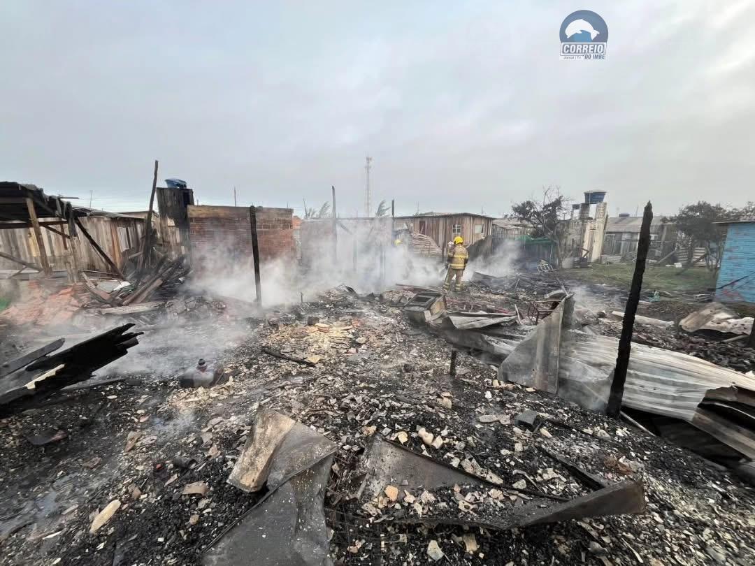 Incêndio atinge 4 casas, no distrito de Mariápolis, em Osório