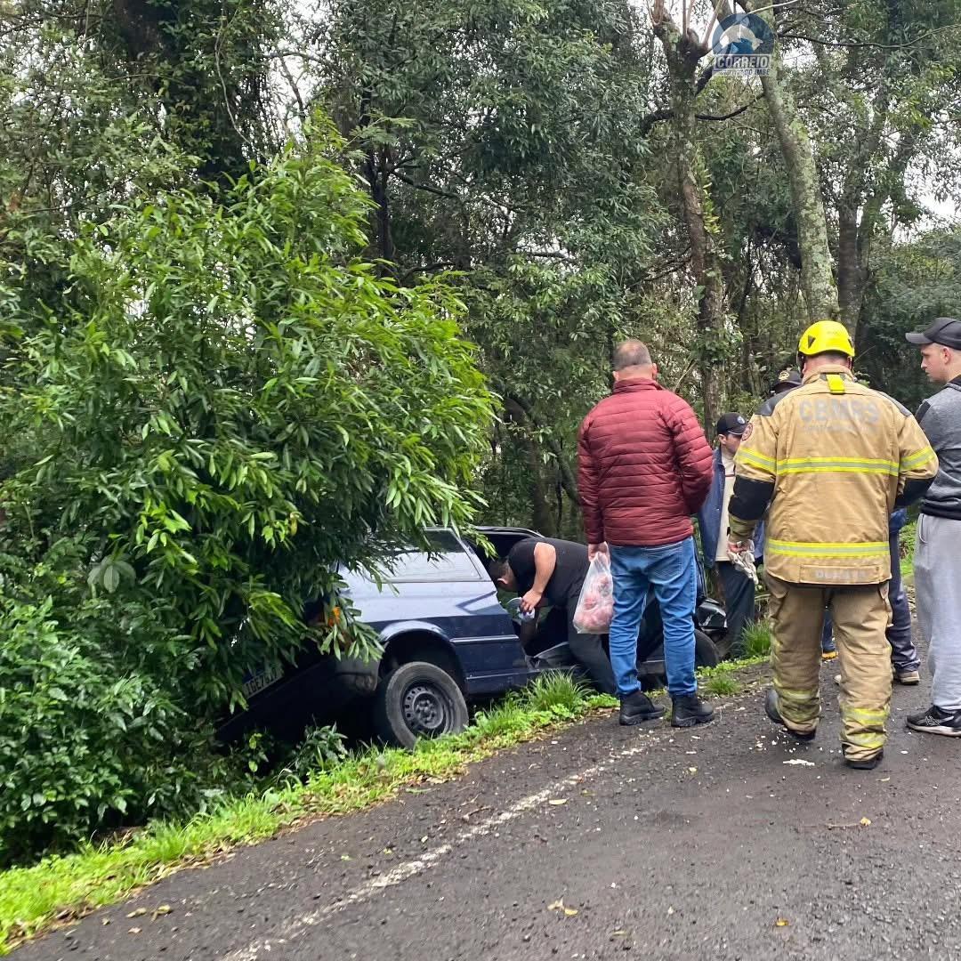 Motorista perde controle e sai da pista no Morro da Borrússia em Osório