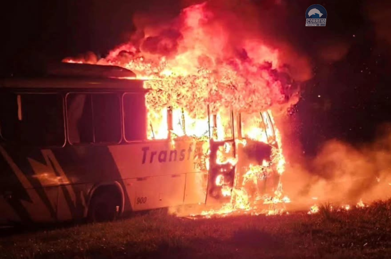 🔥 Ônibus da Transflor é destruído por incêndio na BR-101 em Osório