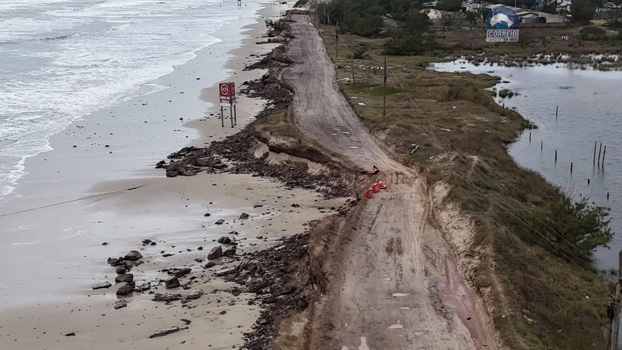 TRECHO DA ANTIGA INTERPRAIAS É INTERDITADO DEVIDO À EROSÃO NA PISTA