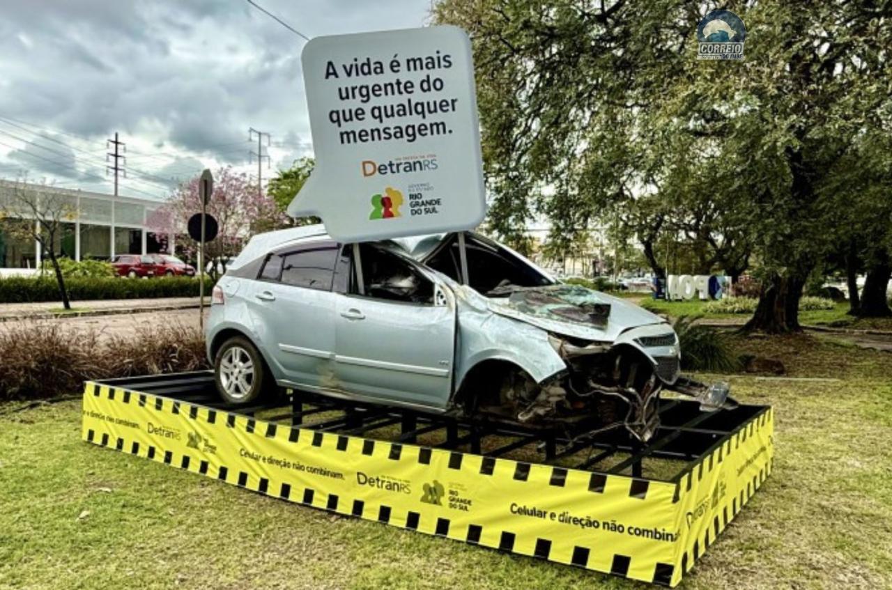 Campanha do DetranRS sobre uso do celular é reforçada com exposição de veículos acidentados