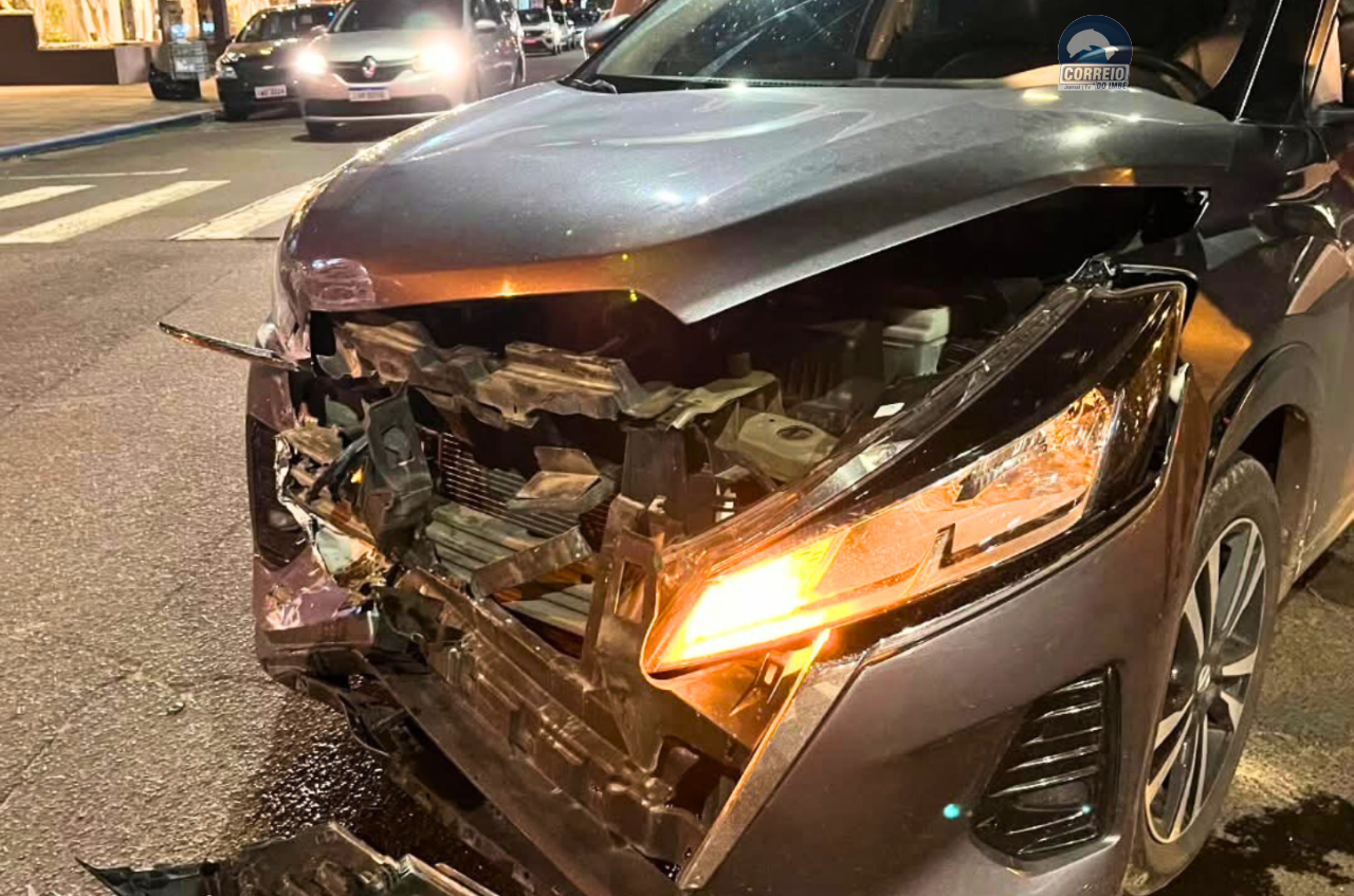 Colisão entre dois carros deixa passageira ferida no centro de Osório