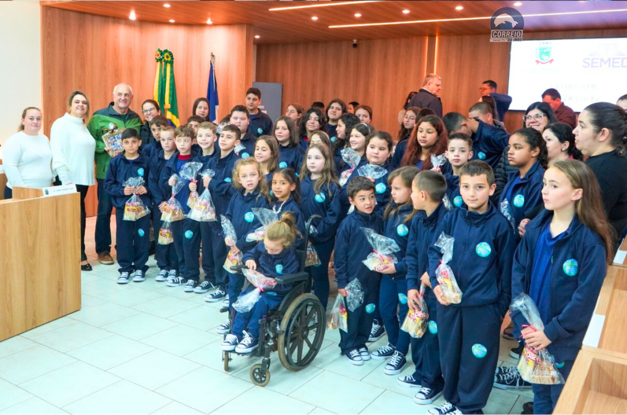 Educação de Santo Antônio da Patrulha entrega 135 kits de uniformes a estudantes da rede municipal