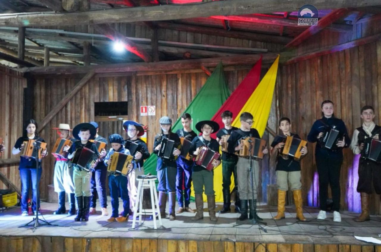 Fábrica de Gaiteiros encanta na abertura da Semana Farroupilha no CTG Patrulha do Rio Grande em Santo Antônio da Patrulha