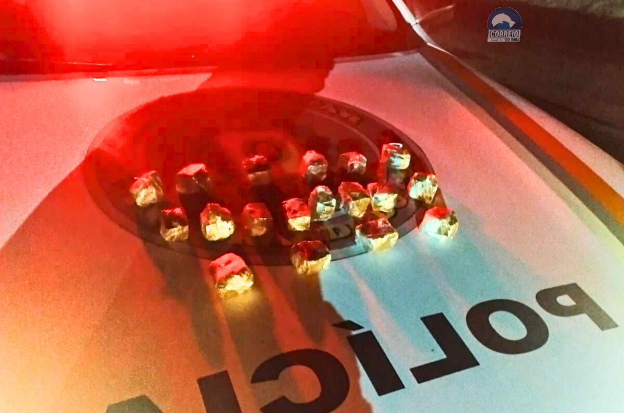 🚨 Força Tática prende suspeito por tráfico de drogas em Balneário Pinhal