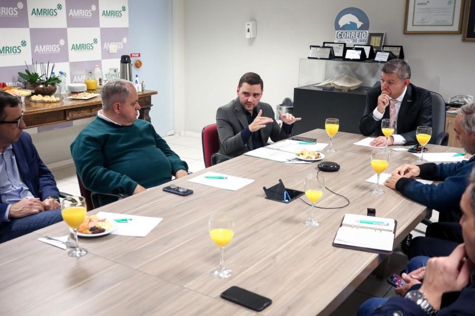 Gabriel Souza apresenta avanços do Estado na saúde em visita à AMRIGS