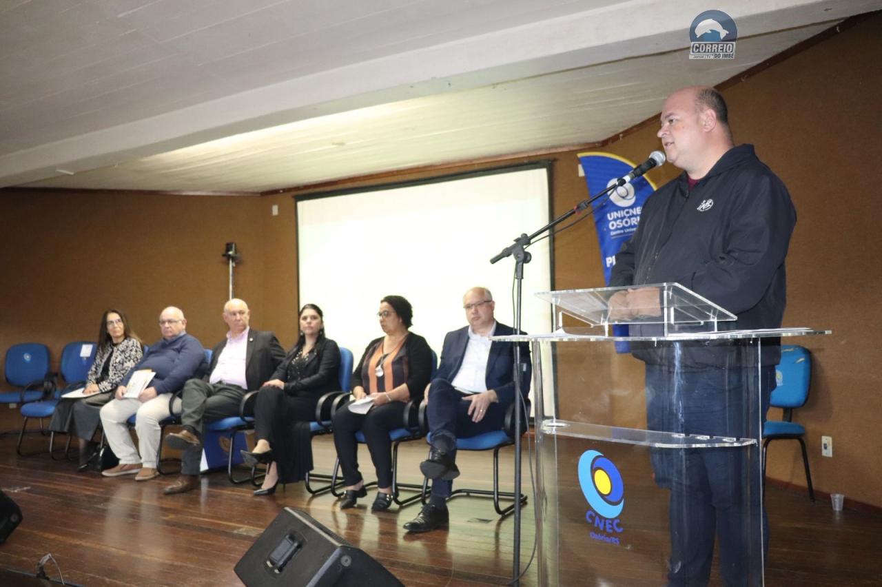 Prefeito Ique participa de seminário sobre crescimento sustentável no Litoral Norte