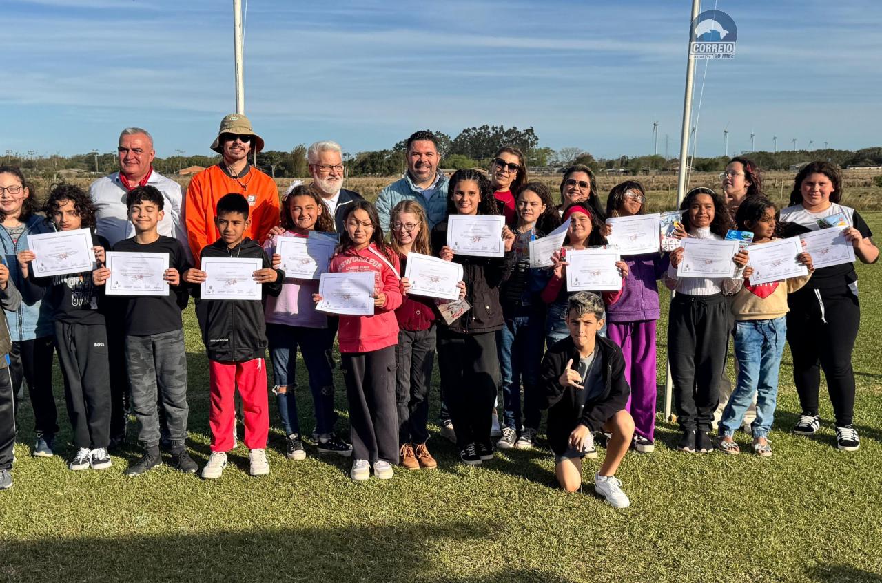 Projeto Asas Para a Vida entrega certificados para alunos da Escola Municipal Major de Alencar em Osório